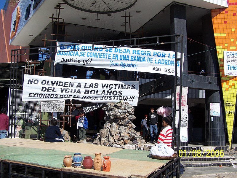 The photo shows the main entrance to the Ycuá Bolaños supermarket, where 396 people died on August 1, 2004