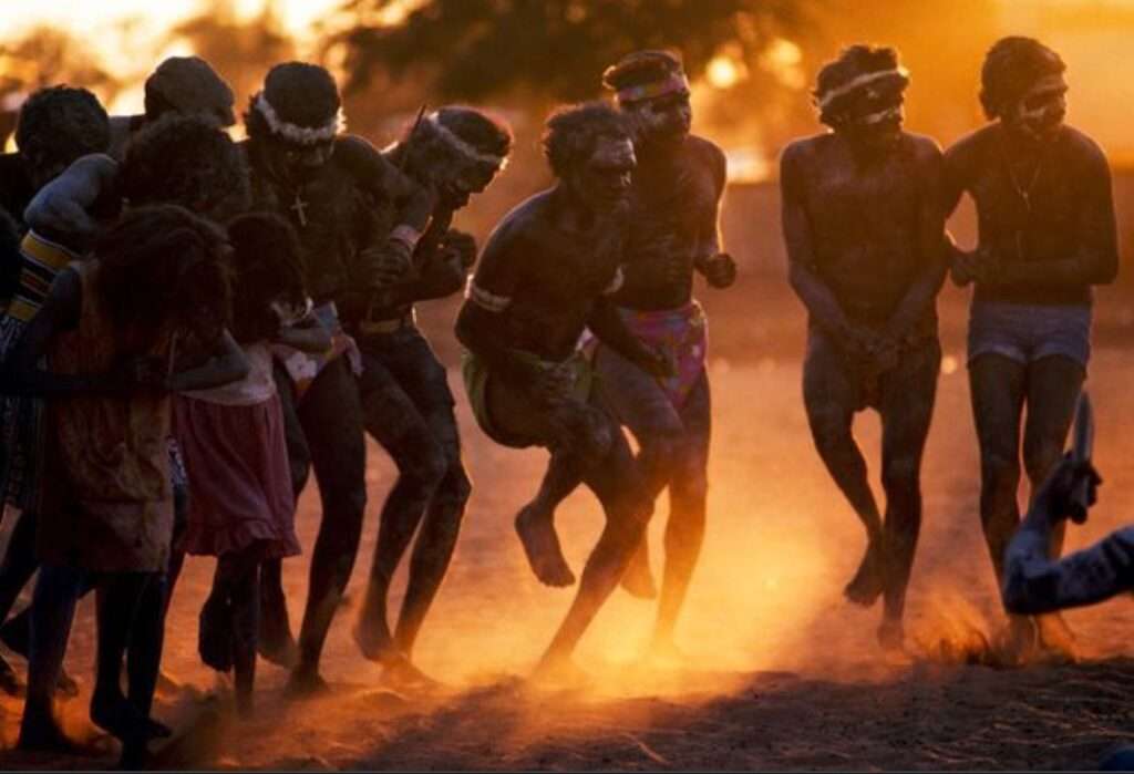 The imagen shows aborigenes dancers