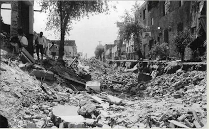 The image shows another photo of the destruction experienced by the city of Guadalajara by gasoline vapor in 1992