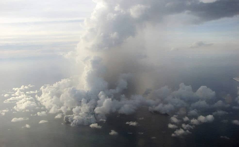 The image shows an undersea volcano erupts off the coast of Tonga, tossing clouds of smoke, steam and ash thousands of meters into the sky above the South Pacific ocean, Tuesday, March 17, 2009. The eruption was at sea about 10 kilometers from the southwest coast of the main island of Tongatapu, an area where up to 36 undersea volcanoes are clustered. (AP Photo/Trevor Gregory) #